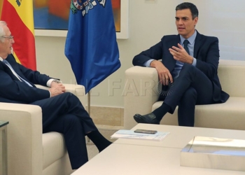 GRAF1633. MADRID, 04/12/2018.- El presidente del Gobierno Pedro Sánchez (d), durante la reunión que mantiene con el presidente de Melilla, Juan José Imbroda (i), esta tarde en el Palacio de la Moncloa, en el marco de su ronda de contactos con dirigentes autonómicos. EFE/ Zipi