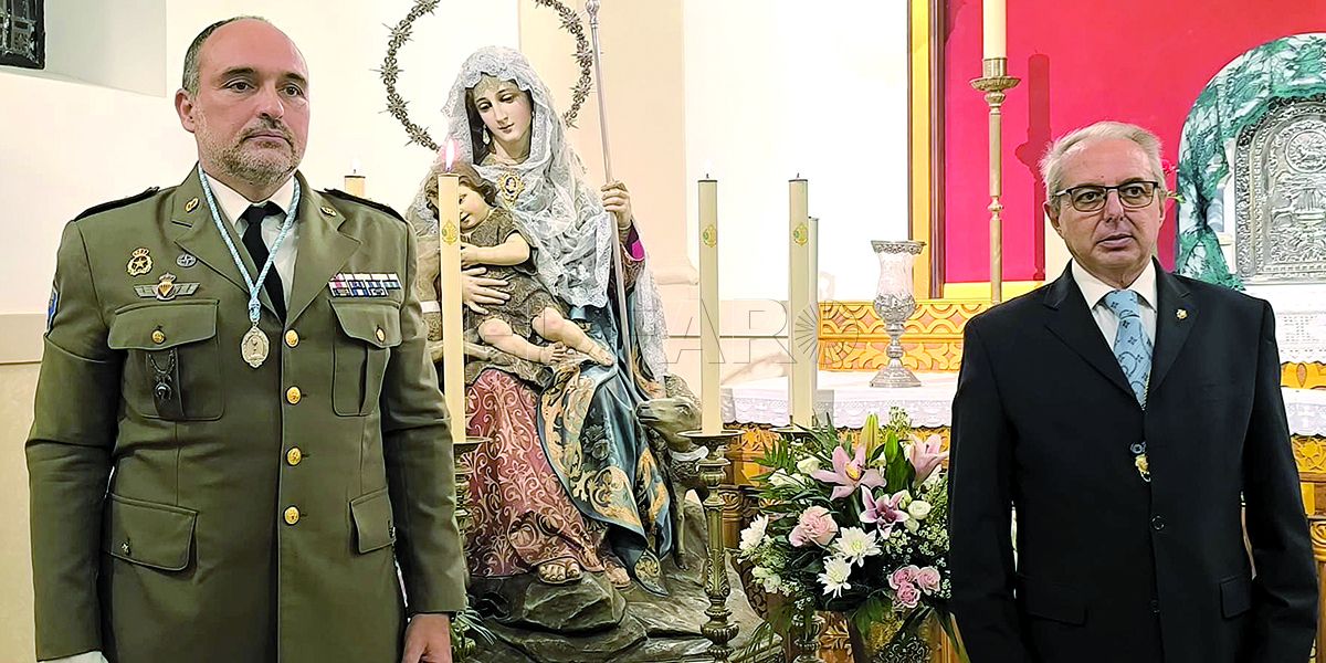 El coronel jefe del Estado Mayor impone la faja de oficial a la Divina Pastora