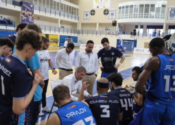 El técnico dando instrucciones a sus jugadores durante uno de los partidos.