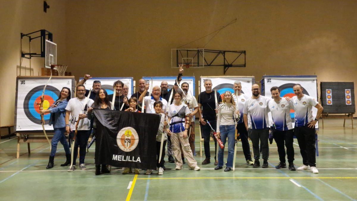 Los Ángeles Guardianes aprenden las técnicas del tiro con arco de la mano del Club de Arqueros Estopiñán