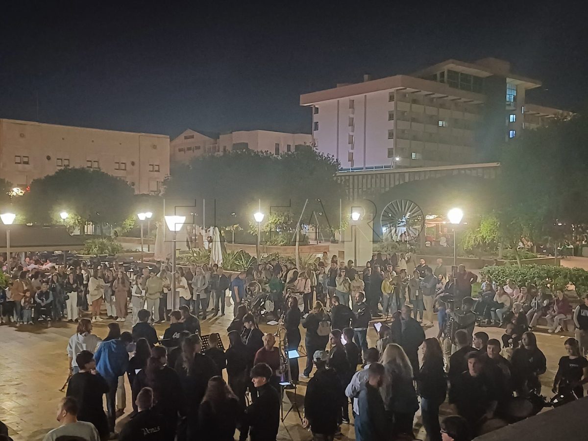 El ensayo solidario de marchas procesionales llena la Plaza de las Culturas de sentimiento