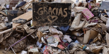 PAIPORTA (VALENCIA), 11/11/2024.- Vista de una pancarta de agradecimiento en Paiporta (Valencia) este lunes. La última actualización de datos oficiales sobre los efectos de la dana y las devastadoras inundaciones del pasado 29 de octubre ha elevado a 222 el número de víctimas mortales confirmadas en toda España, y ha situado en 36.803 el número de personas que han sido rescatadas, 82 de ellas en las últimas horas. EFE/ Kai Forsterling