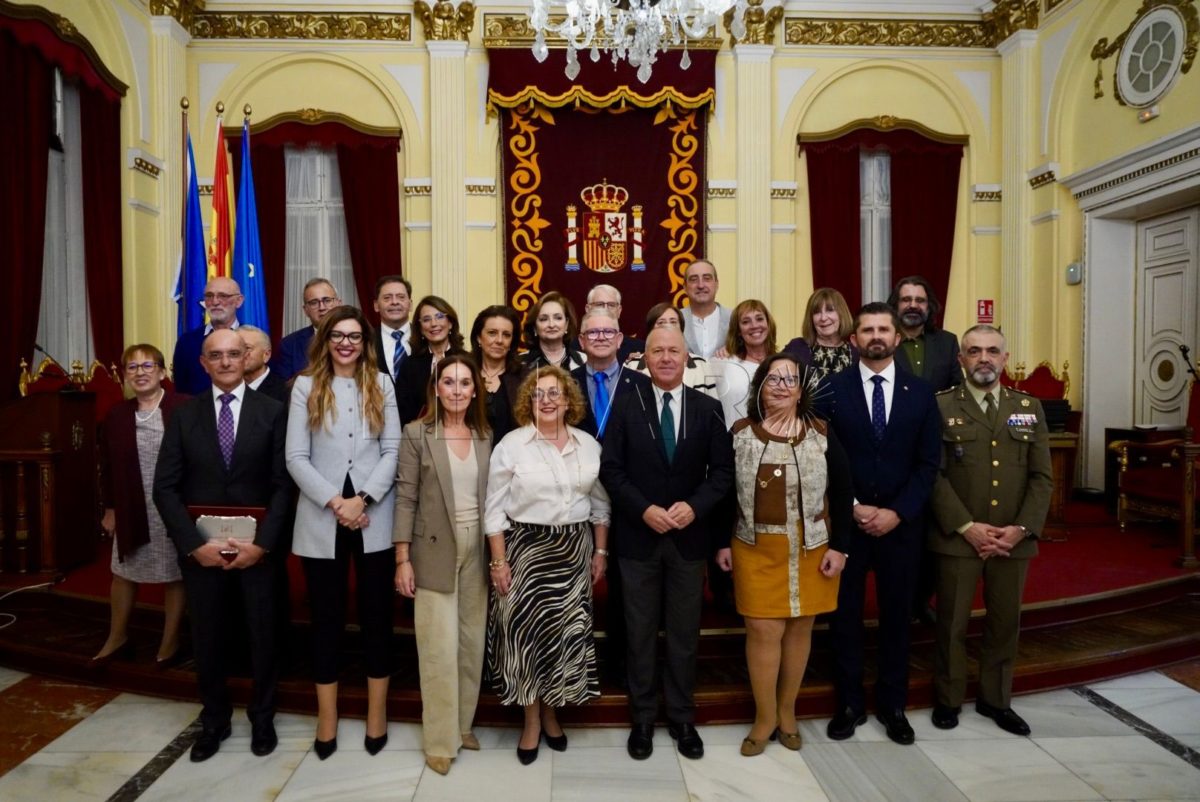 La Ciudad Autónoma homenajea a los 27 maestros jubilados este 2024