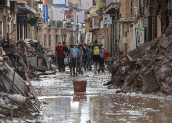 Fotografía de una de las calles de Paiporta encharcadas por las lluvias de ayer y que han afectado a las labores de limpieza, Valencia, este lunes. La provincia de Valencia intenta retomar la actividad laboral y las clases en los colegios mientras continúan de forma intensa las labores de búsqueda de desaparecidos, de abastecimiento y atención a los damnificados, y de la limpieza de las calles y bajos de numerosos municipios, sobre los que ha vuelto a llover este domingo. EFE/ Manuel Bruque