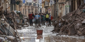 Fotografía de una de las calles de Paiporta encharcadas por las lluvias de ayer y que han afectado a las labores de limpieza, Valencia, este lunes. La provincia de Valencia intenta retomar la actividad laboral y las clases en los colegios mientras continúan de forma intensa las labores de búsqueda de desaparecidos, de abastecimiento y atención a los damnificados, y de la limpieza de las calles y bajos de numerosos municipios, sobre los que ha vuelto a llover este domingo. EFE/ Manuel Bruque