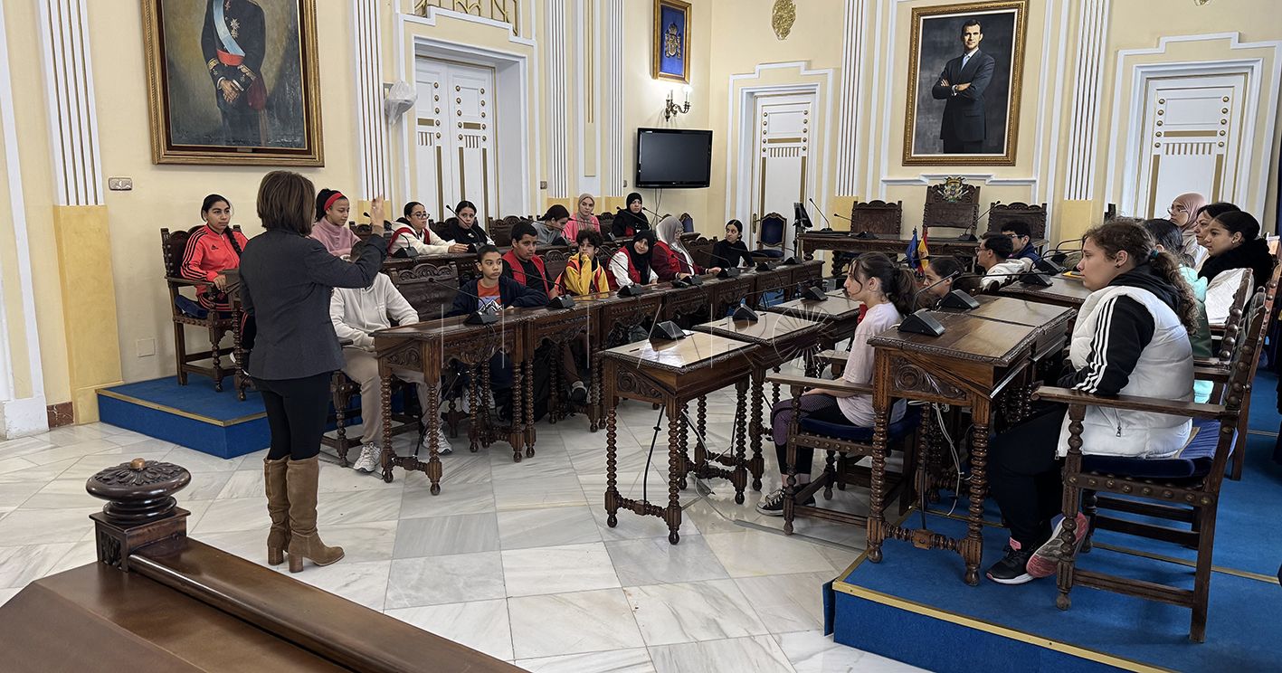 El equipo de mediación escolar del IES Rusadir visita el Palacio de la Asamblea