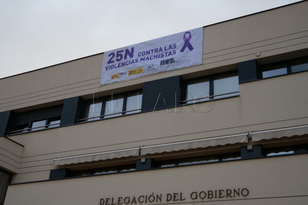 Delegación del Gobierno despliega una lona con motivo del 25N