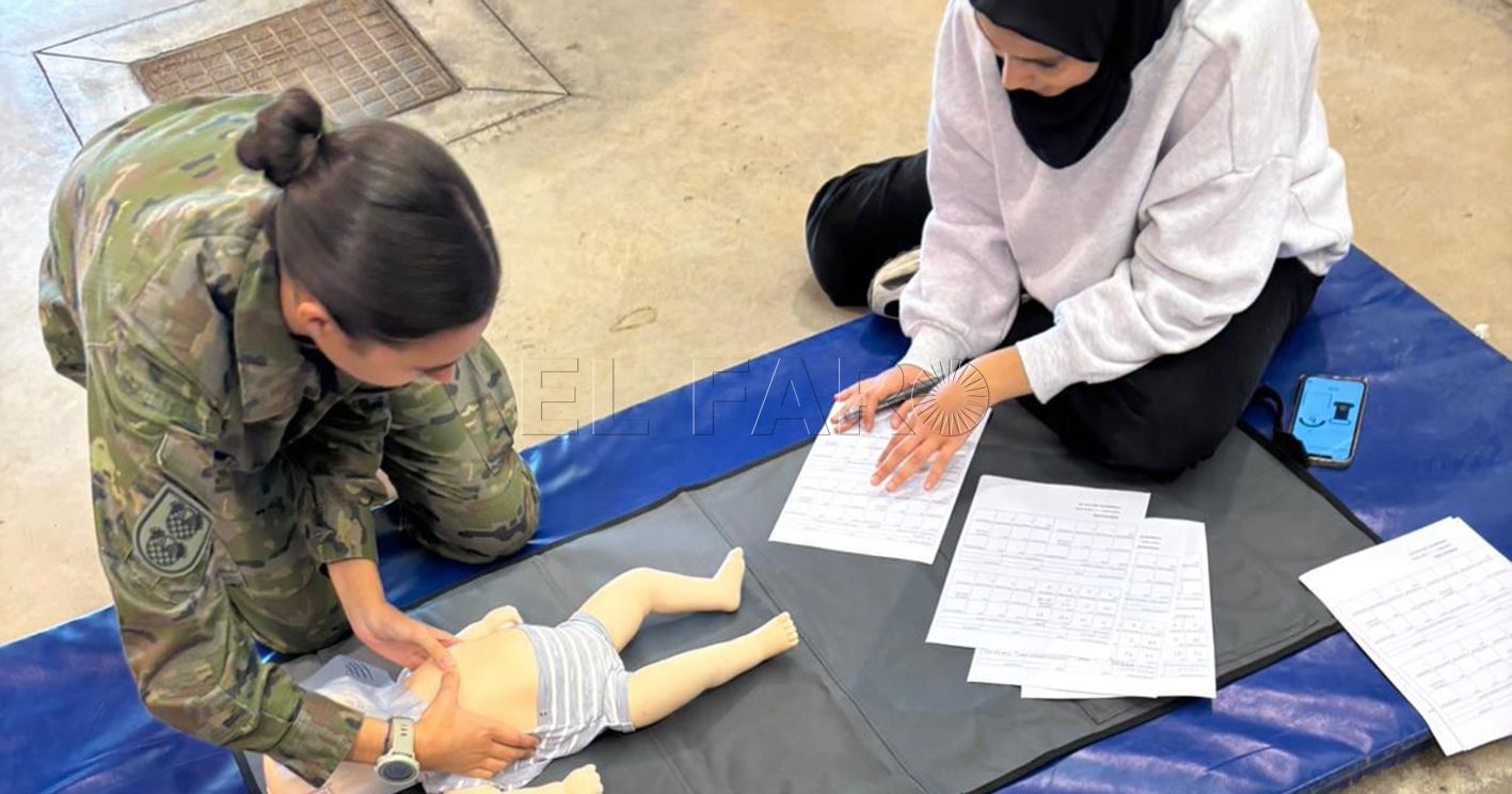 La Facultad de Ciencias de la Salud forma al personal de la Delegación de Defensa en RCP y el uso de desfibriladores