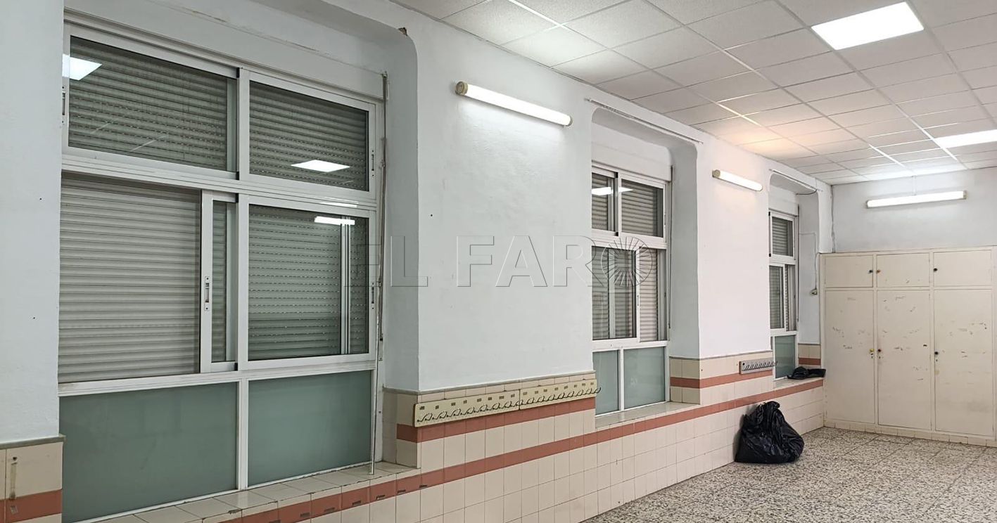 La Ciudad instala el techo de la tercera aula de Infantil del CEIP Real