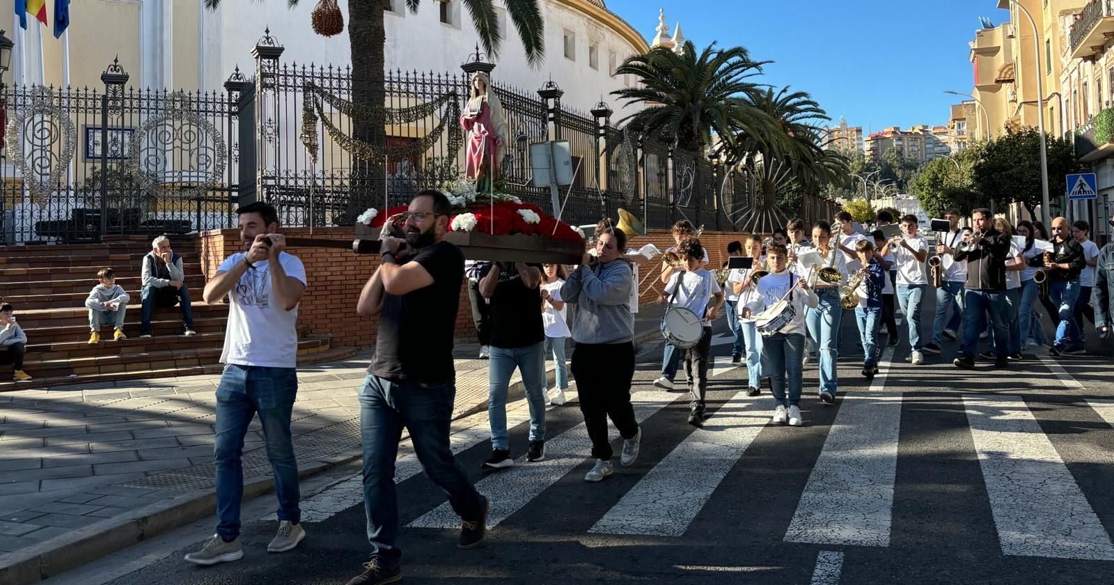 La Banda y Orquesta Juvenil procesiona a Santa Cecilia a ritmo de pasodobles y tradición