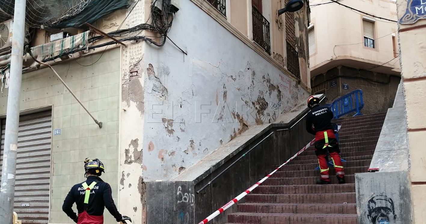 Los Bomberos balizan las escaleras que suben de la calle López Moreno a Ataque Seco