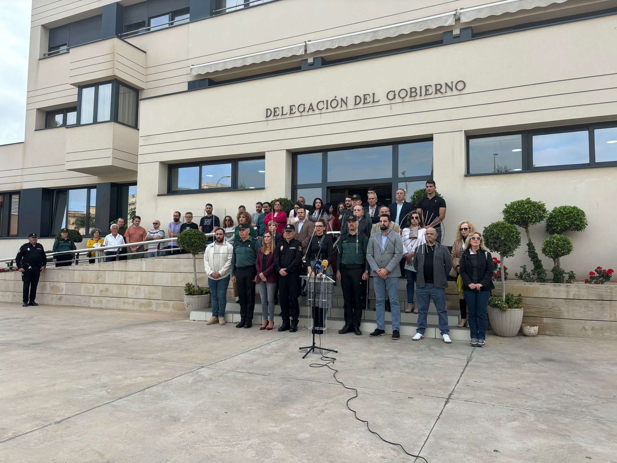 Minuto de silencio en Delegación por el asesinato machista de una mujer de 15 años en Alicante