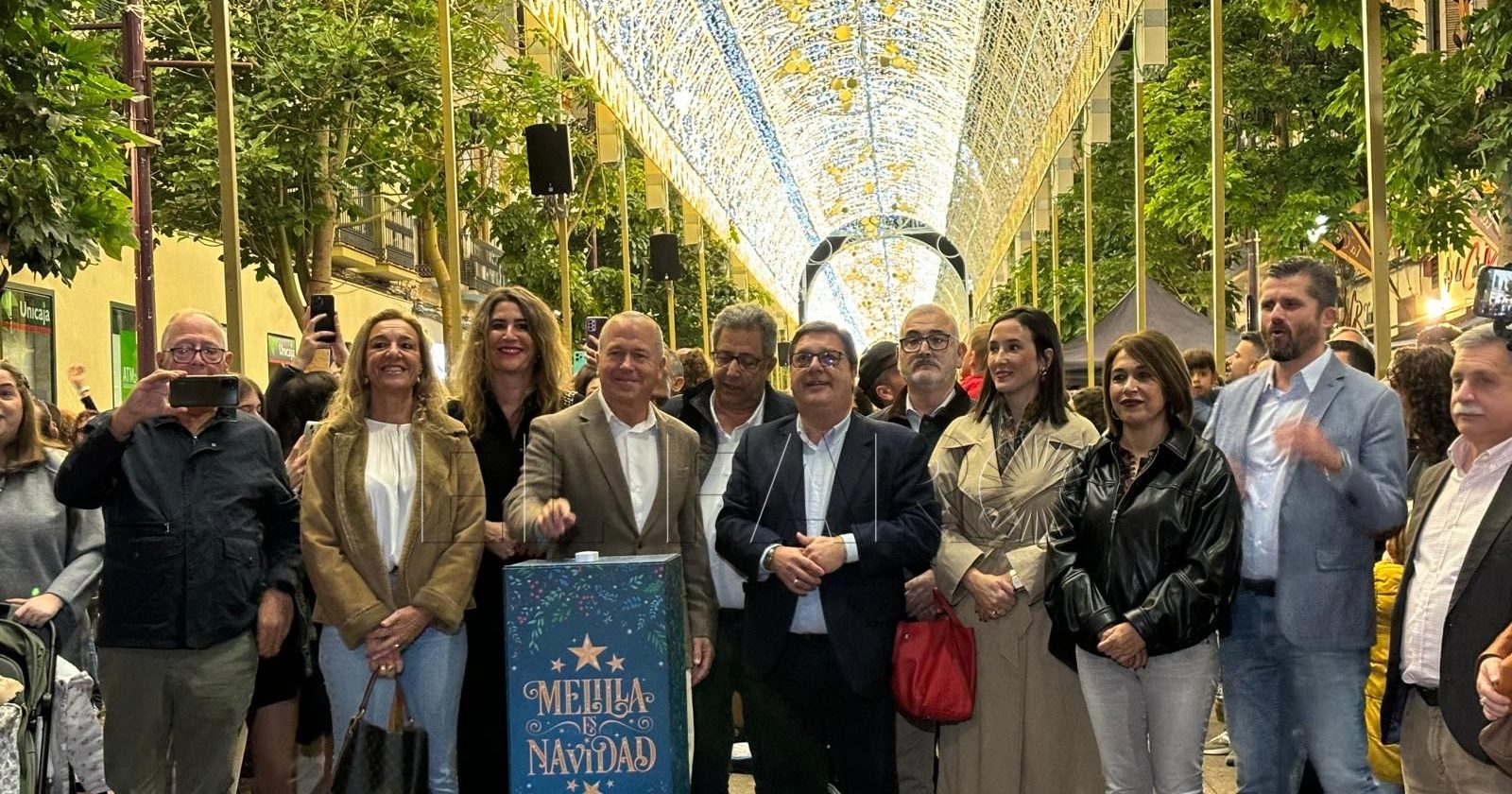 Más de 140 arcos de luz iluminan la Navidad en Melilla