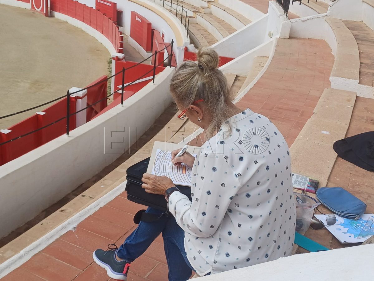 Los Urban Sketchers retratan la Mezquita del Toreo en una mañana distendida