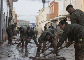 Varios soldados del regimiento 21 de marines trabajan en las labores de retirada del lodo acumulado en Riba-Roja. EFE/ Manuel Bruque