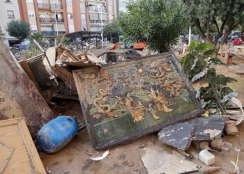 PAIPORTA (VALENCIA), 04/11/2024.- Varios muebles y elementos de decoración dañados en Paiporta, Valencia, este lunes. La provincia de Valencia intenta retomar la actividad laboral y las clases en los colegios mientras continúan de forma intensa las labores de búsqueda de desaparecidos, de abastecimiento y atención a los damnificados, y de la limpieza de las calles y bajos de numerosos municipios, sobre los que ha vuelto a llover este domingo. EFE/ Manuel Bruque