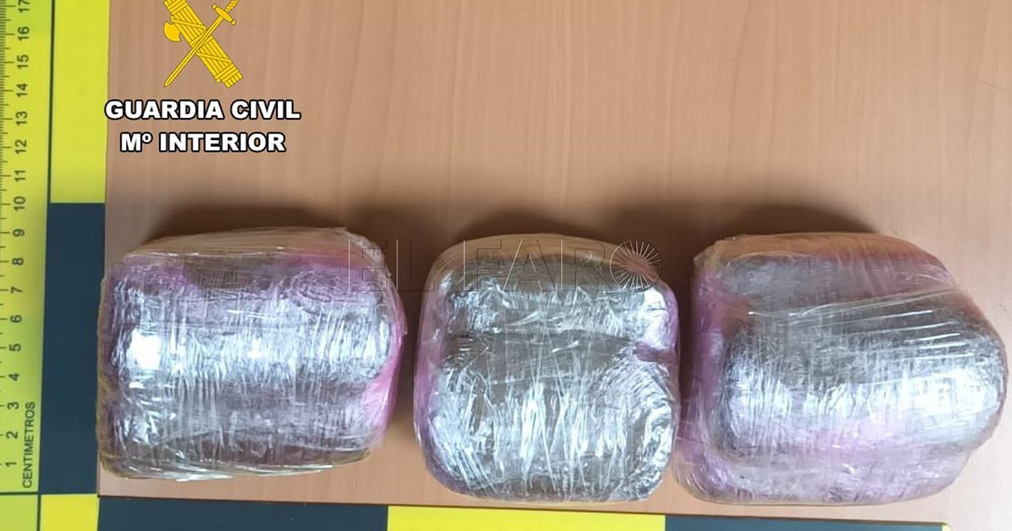 La Guardia Civil detiene a dos jóvenes que recepcionaban droga en Melilla lanzada a través de la valla