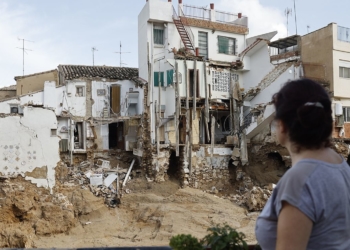 Una mujer observa varias casas dañadas en Chiva tras la dana, el pasado jueves.EFE/Kai Försterling