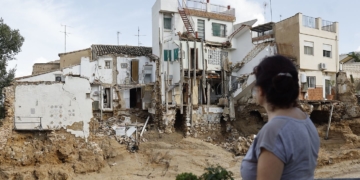 Una mujer observa varias casas dañadas en Chiva tras la dana, el pasado jueves.EFE/Kai Försterling