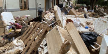 PAIPORTA (VALENCIA) 09/11/2024.- Vista de los muebles arruinados por la riada en casa de Teresa, una vecina de Paiporta que ha perdido "todos los recuerdos de mi madre que estaban dentro de mi casa" y que, como muchos otros afectados por la dana, es consciente de que hay objetos personales con valor sentimental arrasados por el agua que ya no podrá recuperar. EFE/Kai Försterling