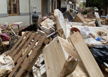 PAIPORTA (VALENCIA) 09/11/2024.- Vista de los muebles arruinados por la riada en casa de Teresa, una vecina de Paiporta que ha perdido "todos los recuerdos de mi madre que estaban dentro de mi casa" y que, como muchos otros afectados por la dana, es consciente de que hay objetos personales con valor sentimental arrasados por el agua que ya no podrá recuperar. EFE/Kai Försterling