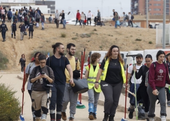 VALENCIA, 03/11/2024.- Voluntarios ayudan en las labores de limpieza de las zonas afectadas por la DANA en Valencia, este domingo. EFE/Miguel Ángel Polo