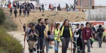 VALENCIA, 03/11/2024.- Voluntarios ayudan en las labores de limpieza de las zonas afectadas por la DANA en Valencia, este domingo. EFE/Miguel Ángel Polo