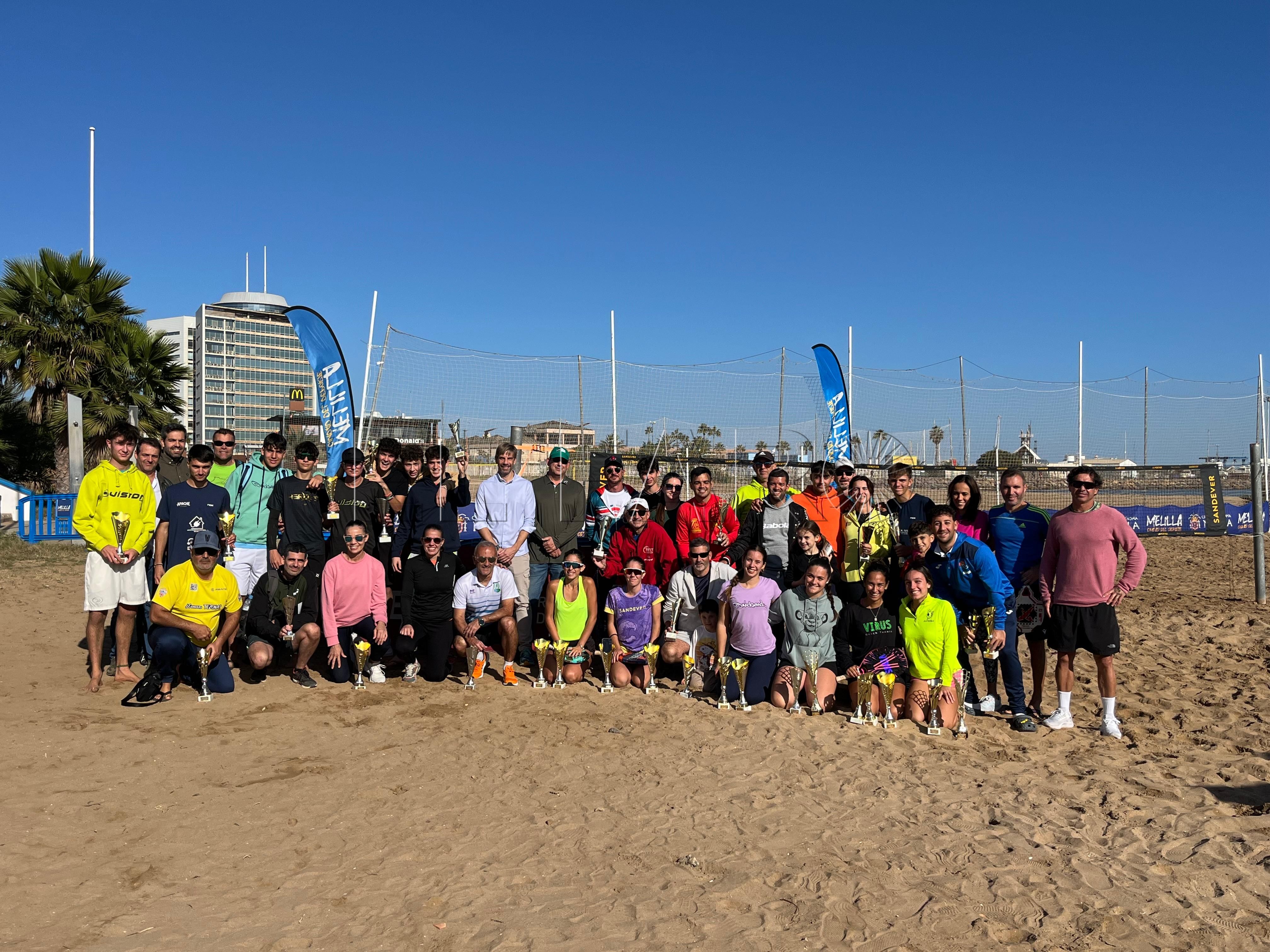 La melillense María Martínez junto a Gómez se coronan campeonas del BT50 de tenis playa