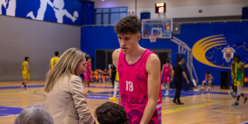 El jugador forma parte de la plantilla del conjunto colegial que milita en Tercera FEB a las órdenes de Ana Mónica Rodríguez.