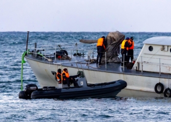 MELILLA, 26/12/2024.- Los medios españoles de Salvamento Marítimo y el puerto de Melilla que se han puesto a disposición de las autoridades marroquíes para colaborar en las labores de rescate de la patrullera marroquí encallada este jueves en aguas españolas se han retirado de la zona al caer la noche tras no haber sido requeridos por el país vecino. EFE/José Manuel Giner