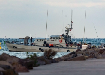 MELILLA, 26/12/2024.- Los medios españoles de Salvamento Marítimo y el puerto de Melilla que se han puesto a disposición de las autoridades marroquíes para colaborar en las labores de rescate de la patrullera marroquí encallada este jueves en aguas españolas se han retirado de la zona al caer la noche tras no haber sido requeridos por el país vecino. EFE/José Manuel Giner