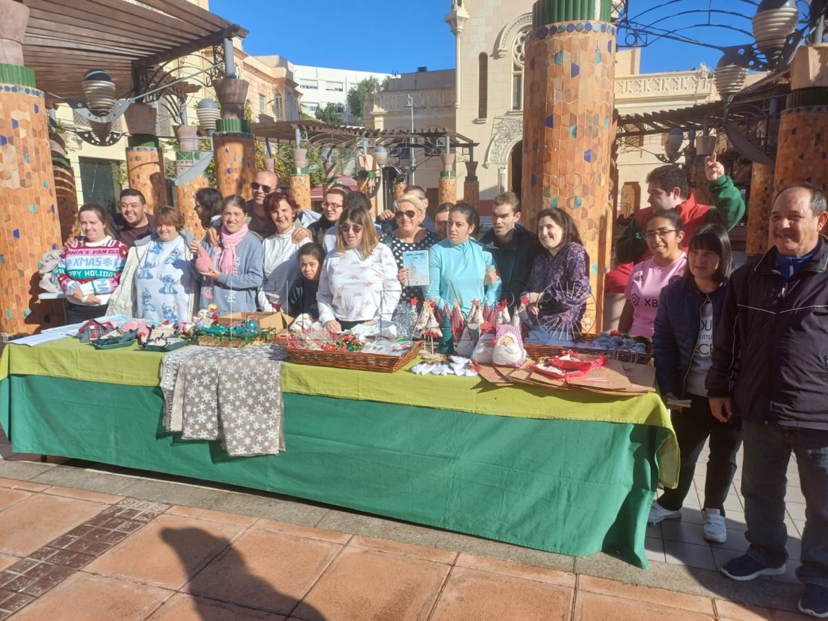 Los melillenses adquieren una muestra de la ilusión que reina en Aspanies en su rastrillo navideño