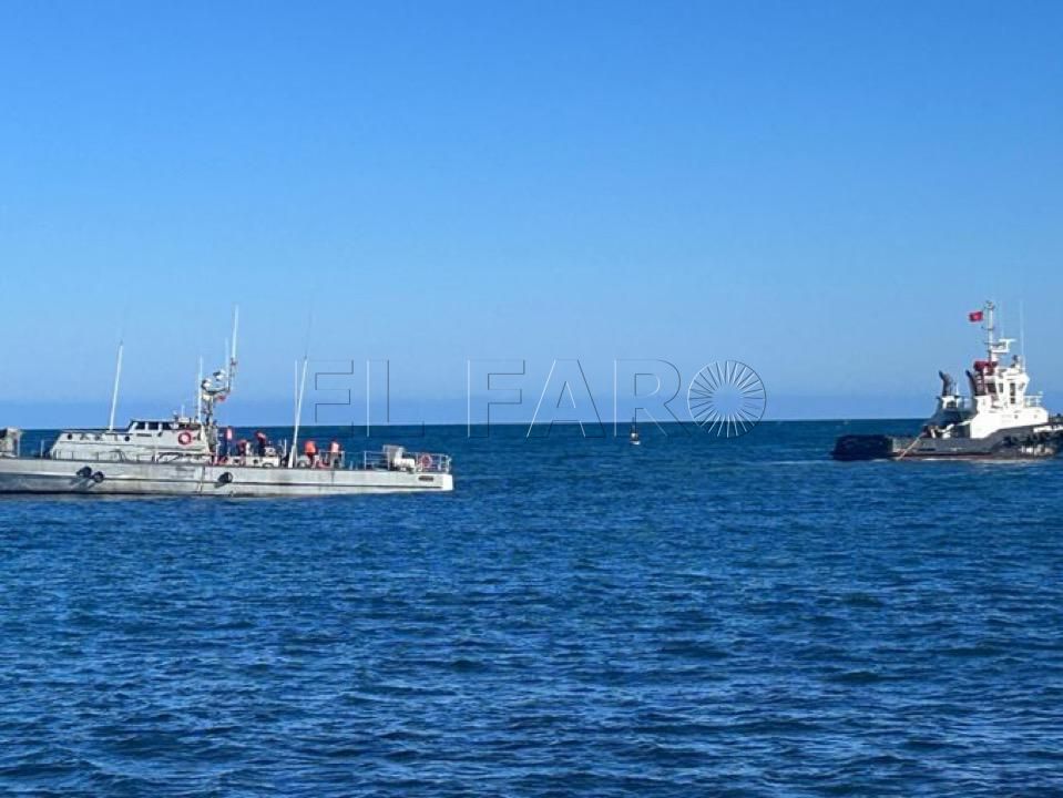 Una patrullera marroquí encallada en el Dique Sur