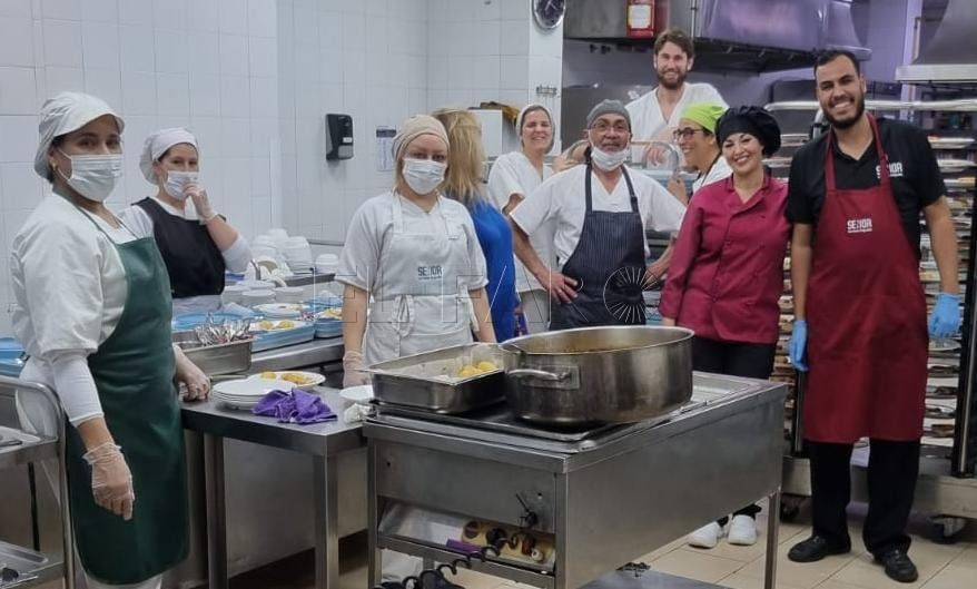 Entrañable cena de Nochebuena en la Residencia de Mayores
