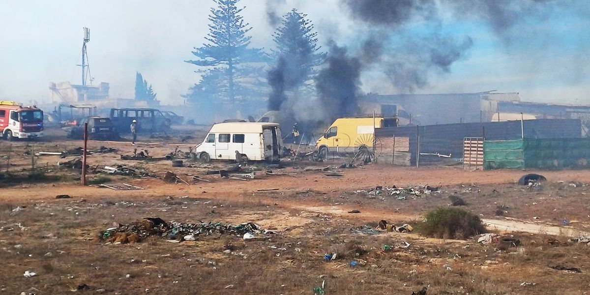 Un incendio en el Barrio Chino afecta a varias chabolas de la zona