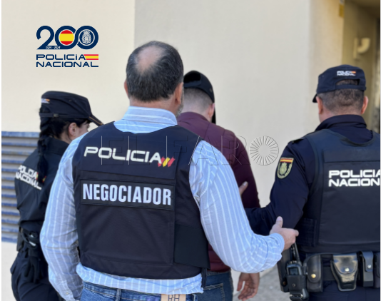La Policía Nacional reduce a un joven que amenazaba con matar a su padre con un cuchillo