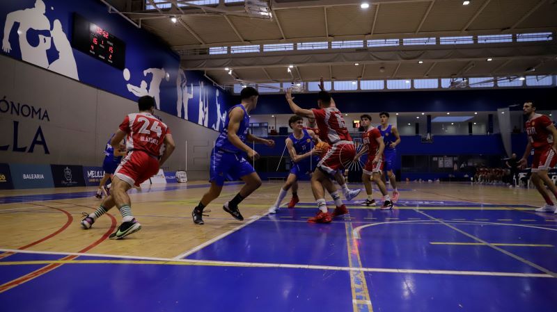 El MCD Enrique Soler se ve superado por un serio Murgi