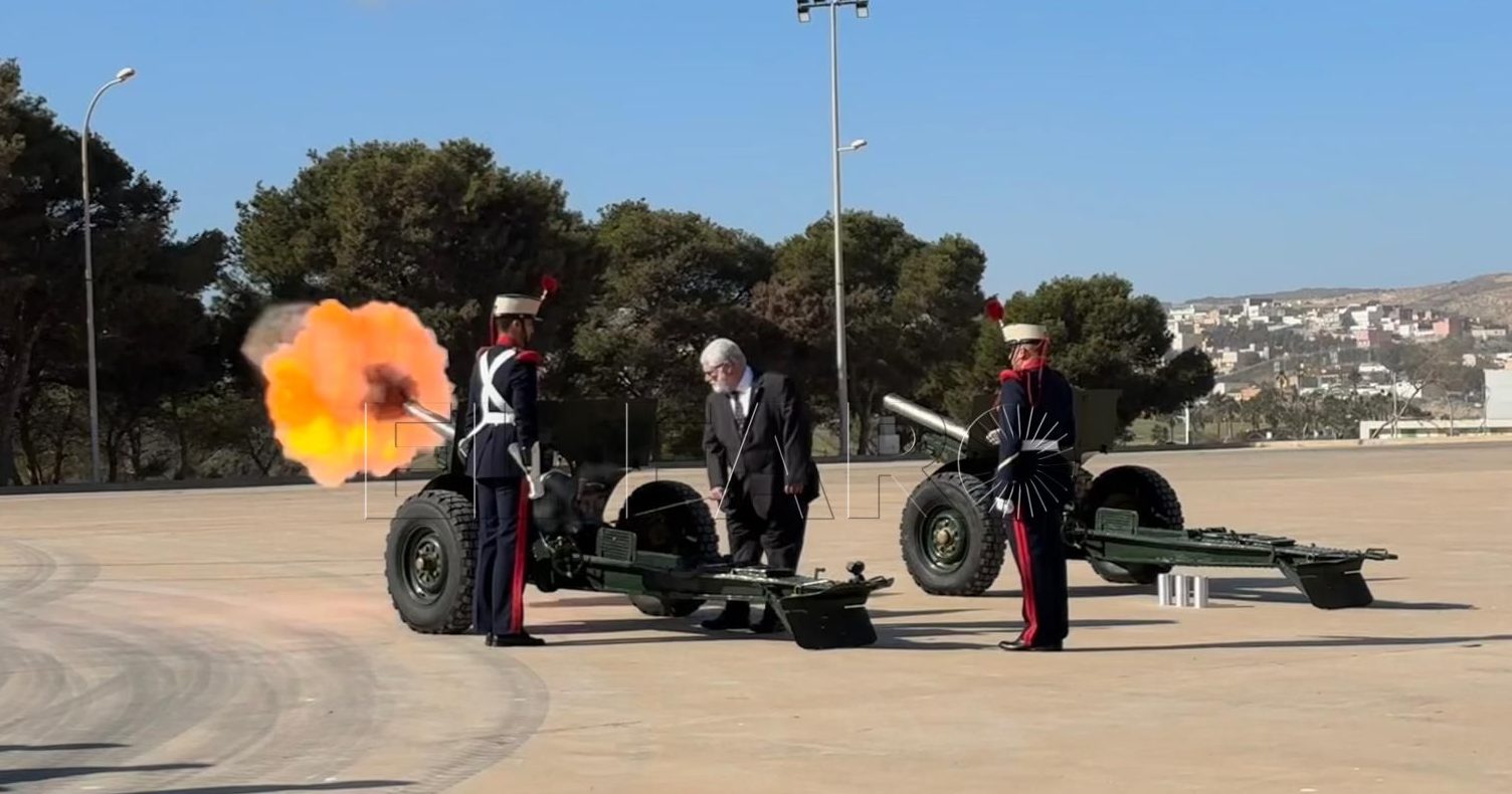 El Regimiento de Artillería conmemora Santa Bárbara con un acto en el que ha estado muy presente el viento