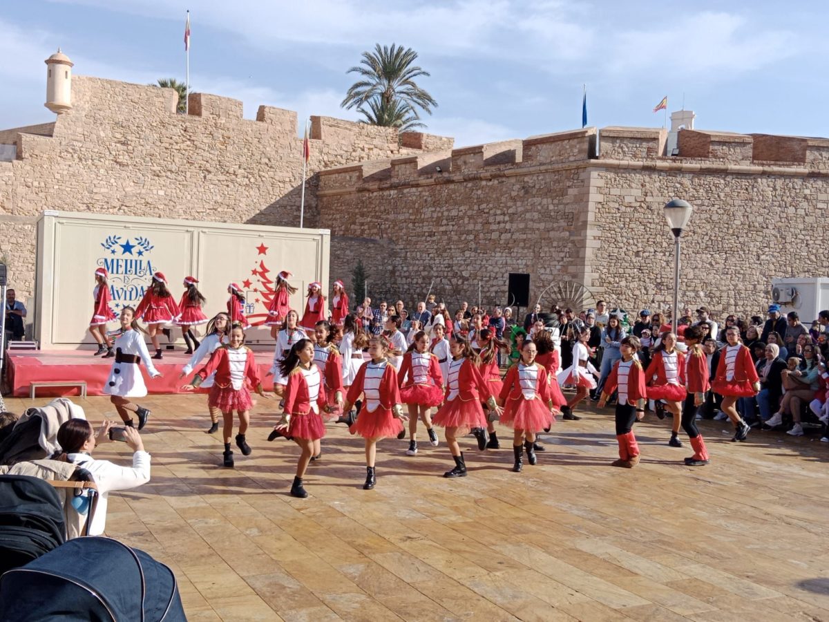 Una mañana de música y baile navideño en la Plaza de las Culturas