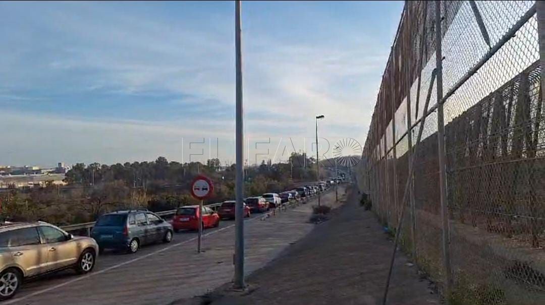 Cientos de coches abarrotan la frontera de Beni-Enzar este fin de semana