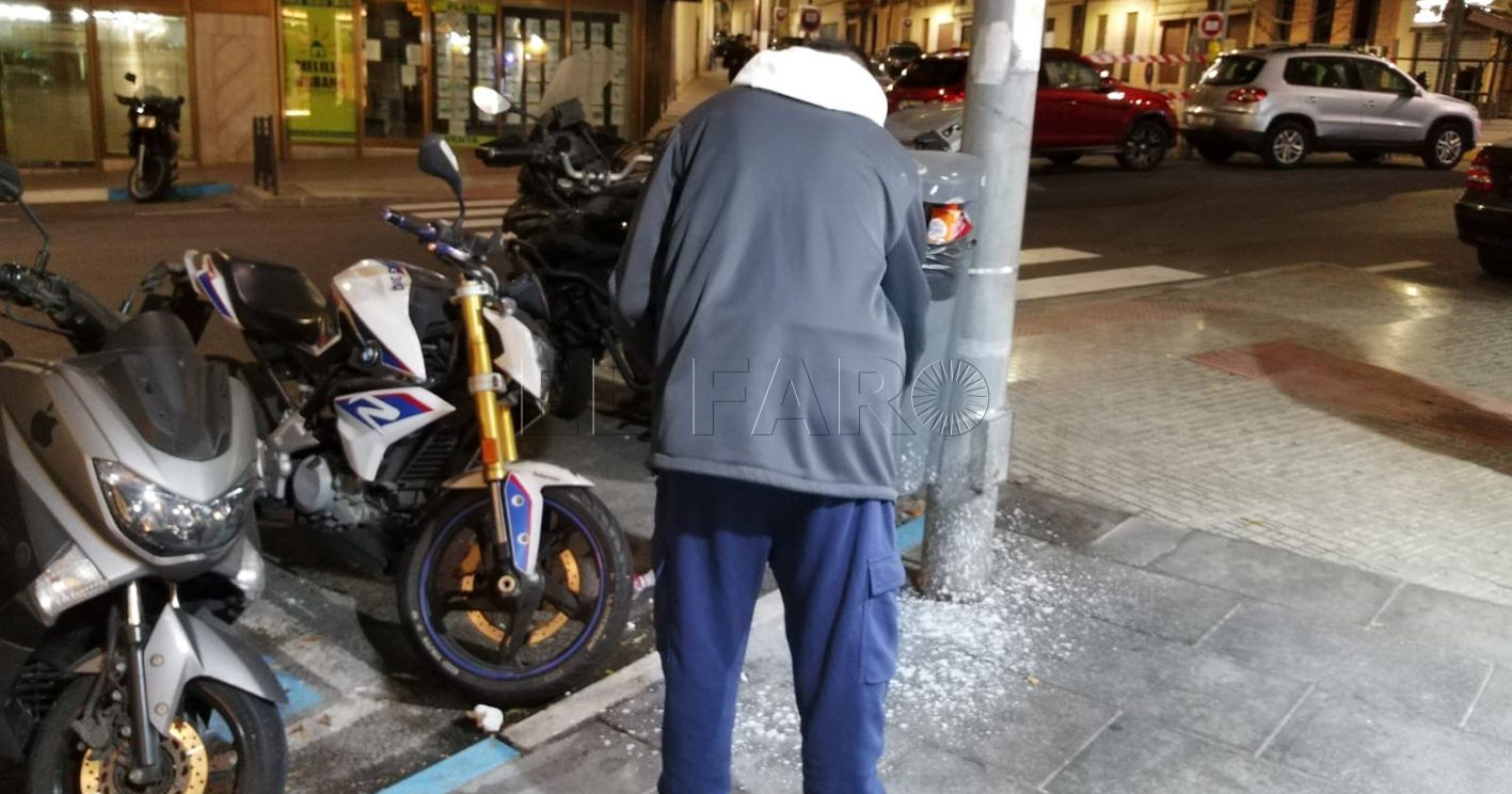 Mohamed, estanquero y barrendero