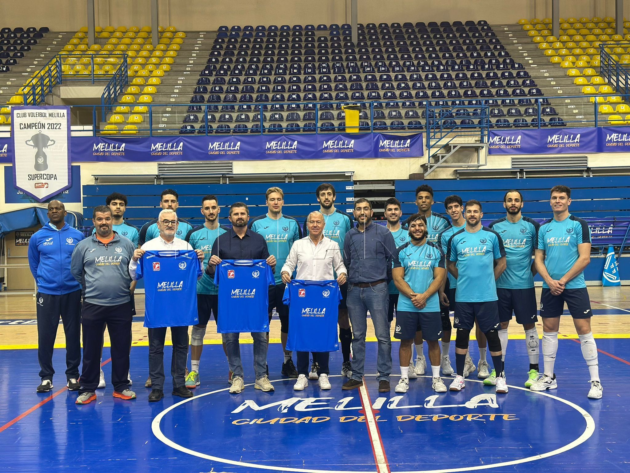 Miguel Marín visita el entreno del CV Melilla