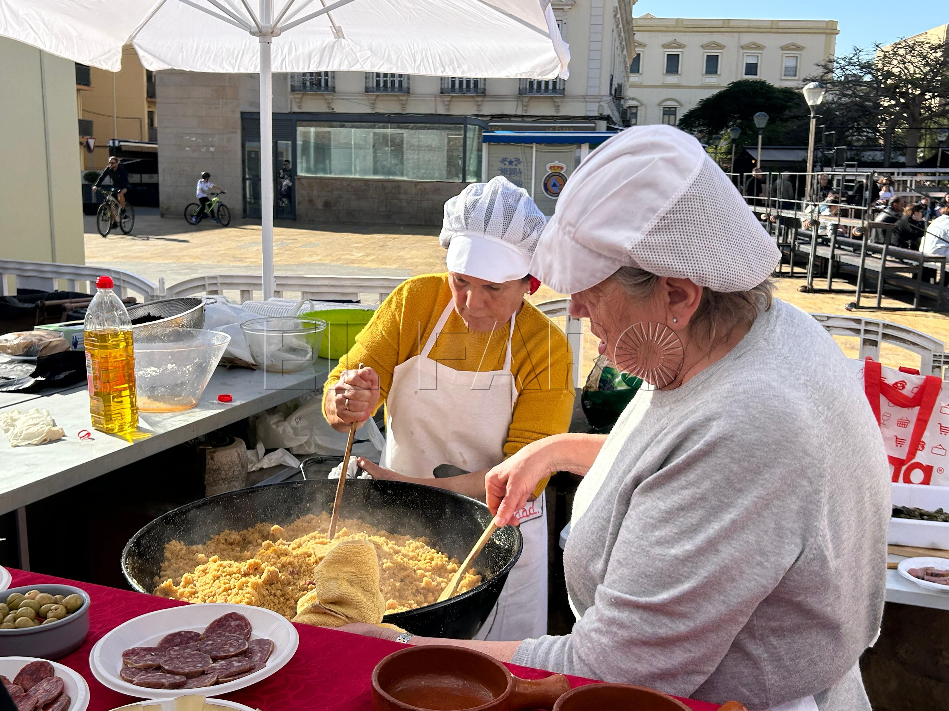 Éxito total del Concurso de Migas en la Plaza de las Cuatro Culturas