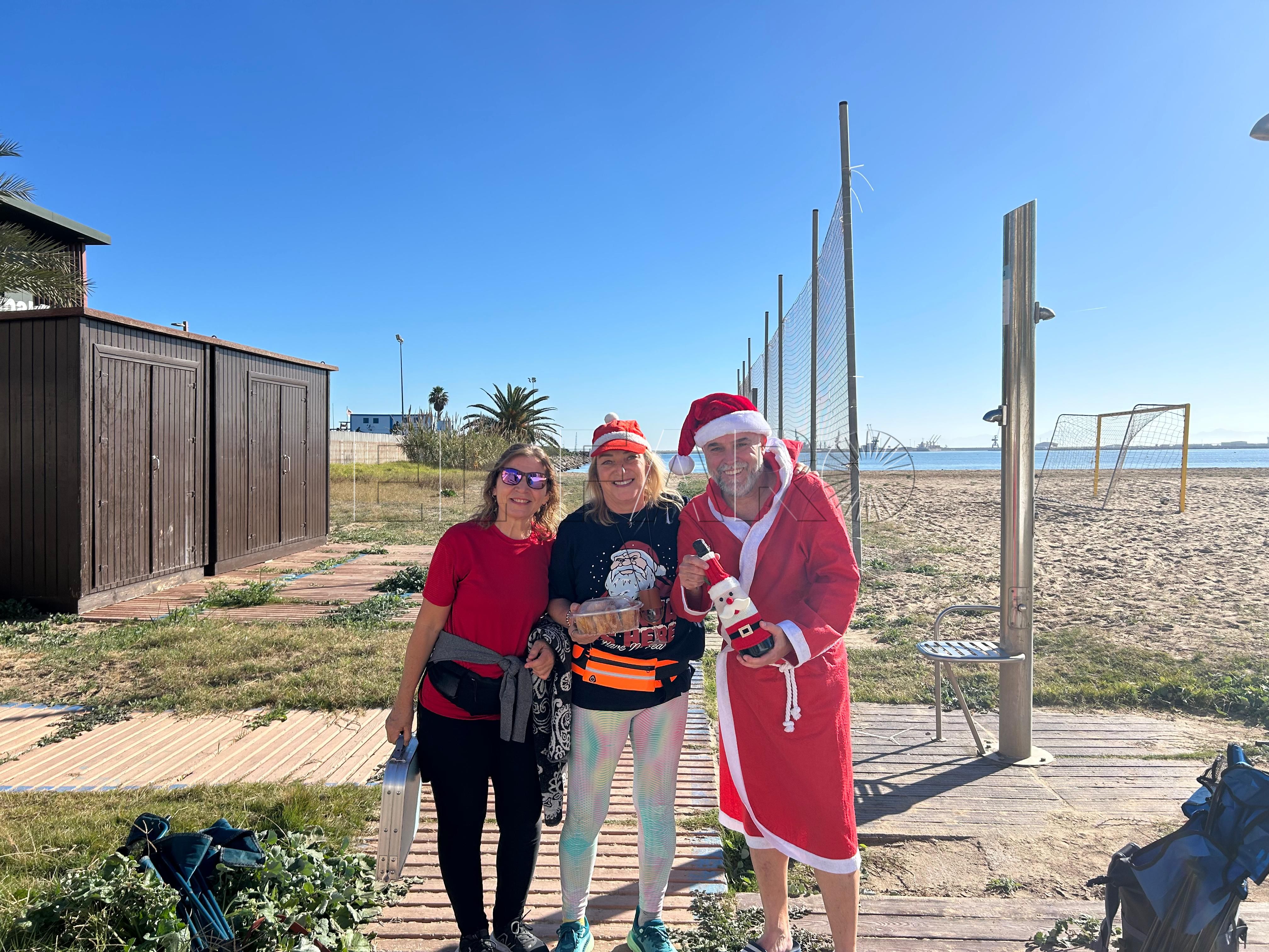 La llegada de Papá Noel deja una preciosa estampa navideña en el paseo marítimo