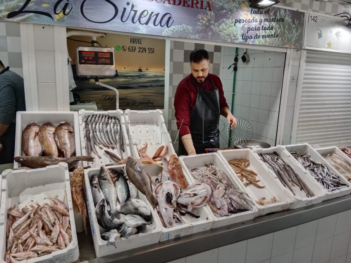 Los comerciantes del Mercado Central bajan los precios para Nochevieja, pero siguen sin clientes