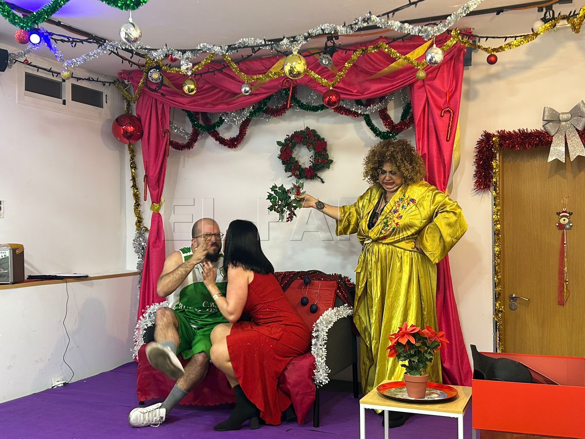 Hilarante estreno de "Una influencer en apuros": Humor y crítica al mundo digital