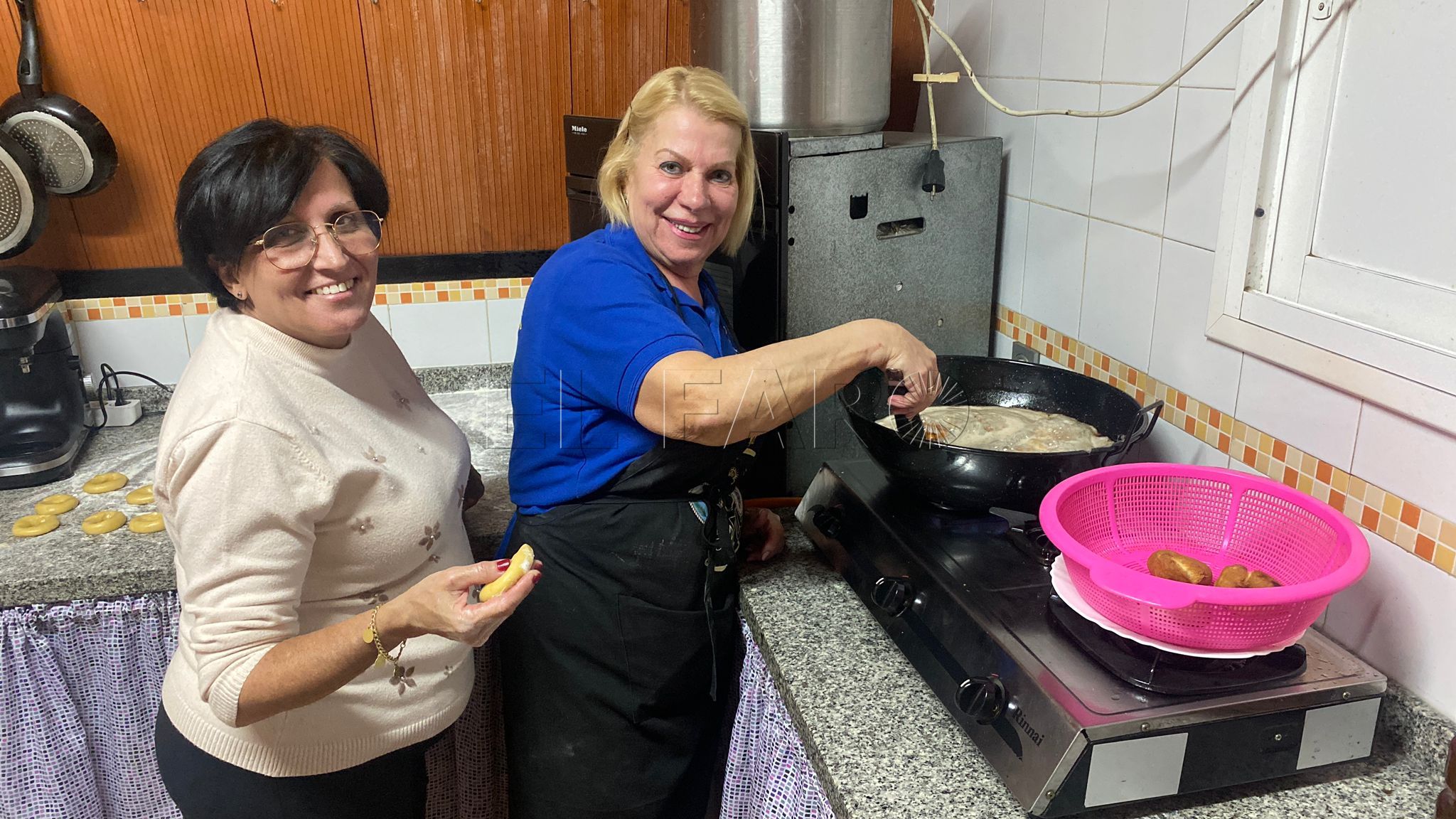 La Hermandad del Rocío elabora sus dulces navideños
