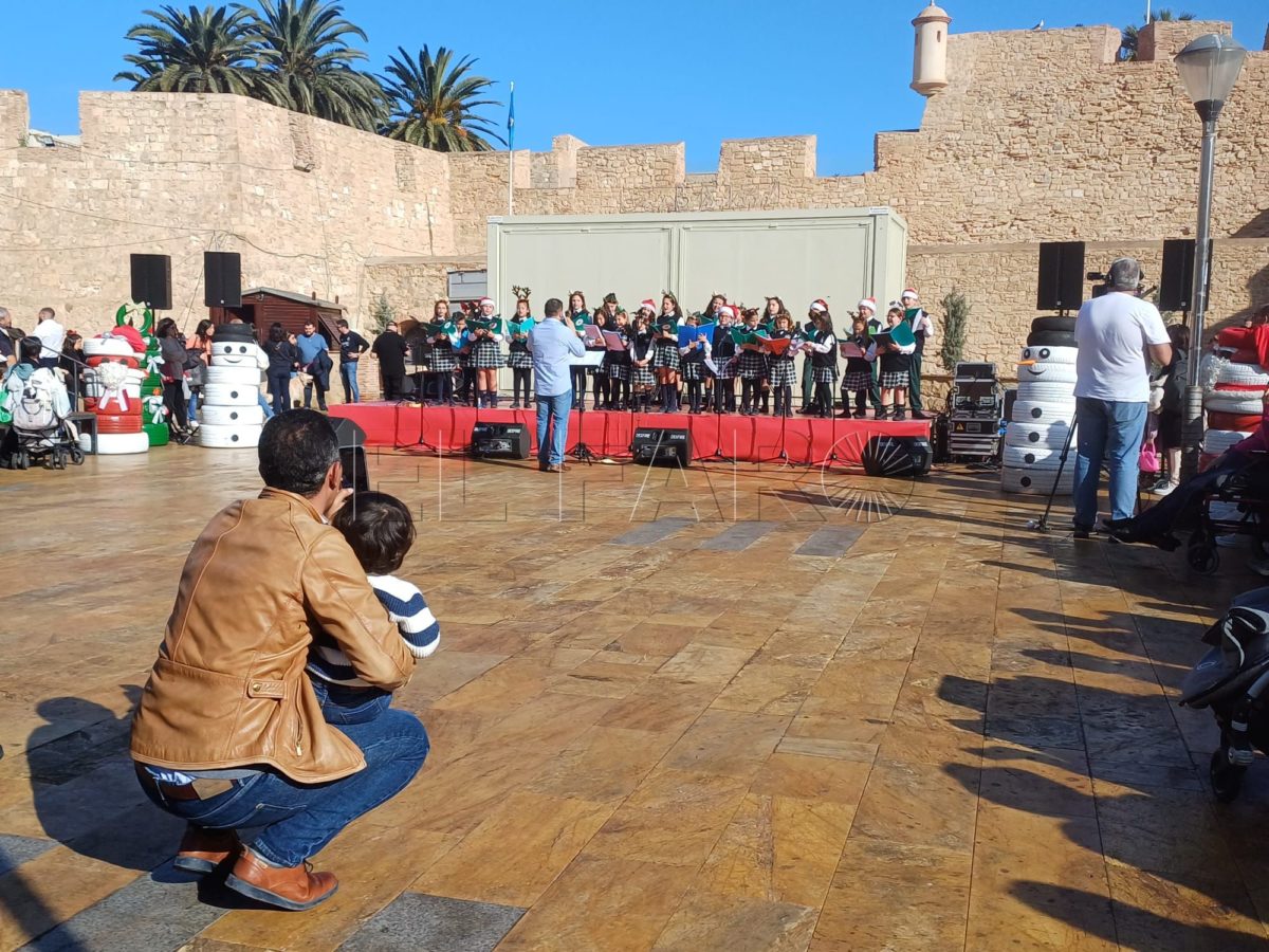 Más de un centenar de personas llenan Melilla de villancicos, antesala de la programación navideña