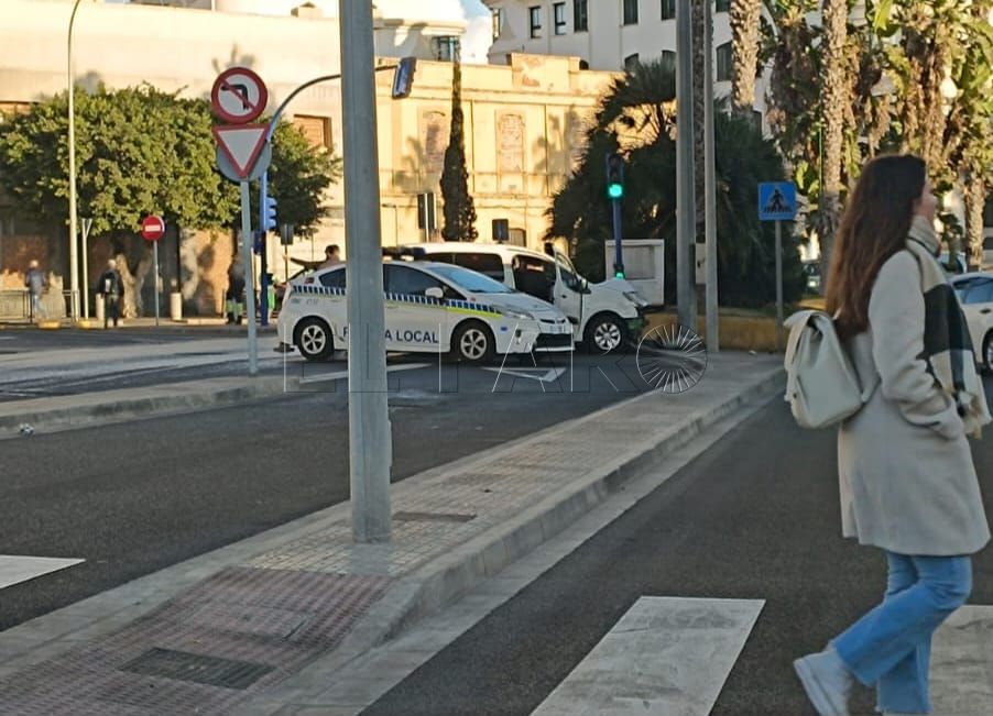 Un conductor sufre un desvanecimiento y choca su vehículo contra una farola bajo el puente del mineral