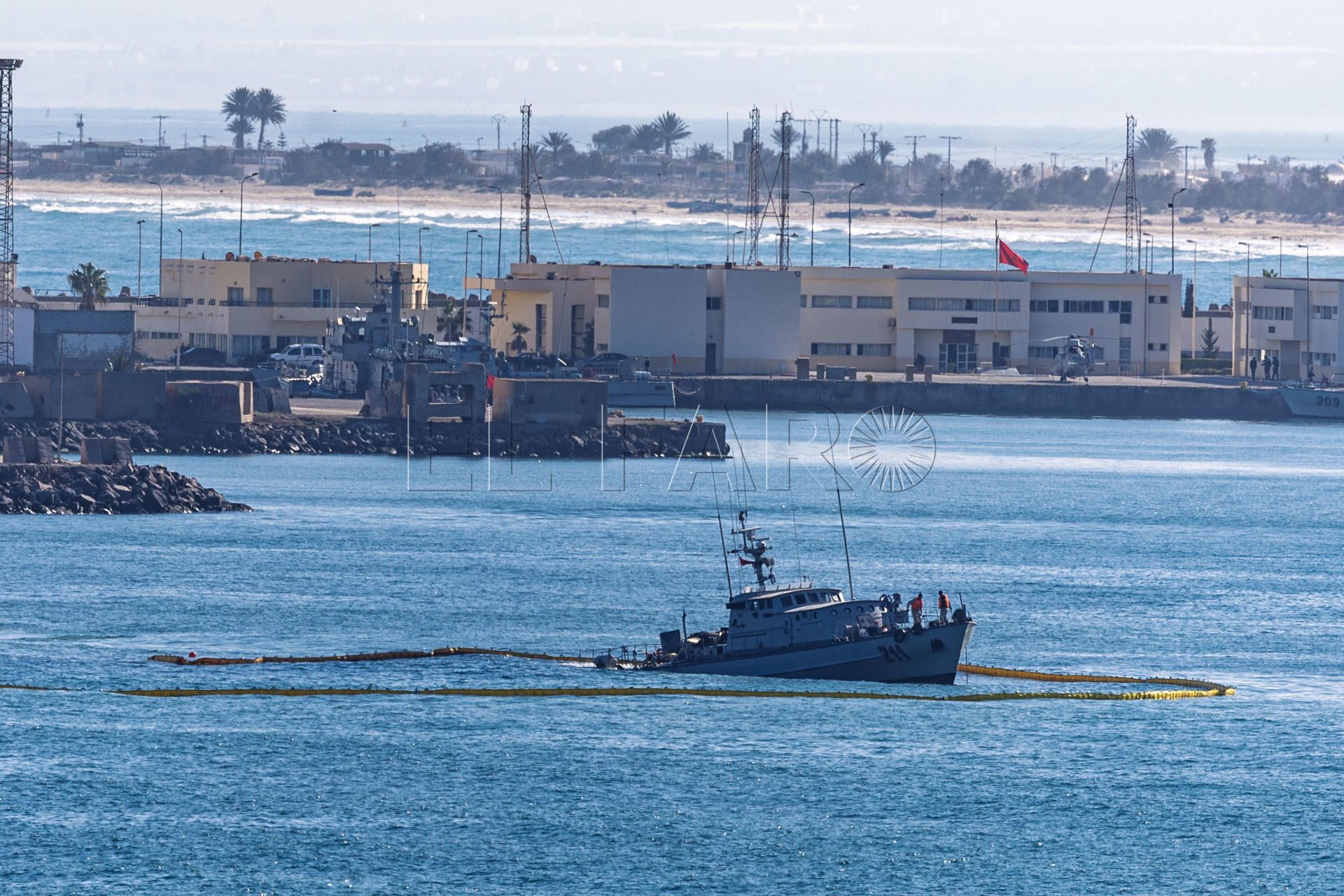 Dos remolcadores consiguen llevarse la patrullera marroquí al puerto de Nador